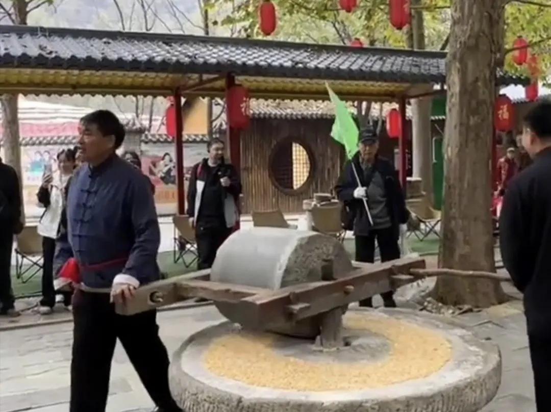 碾推了，歌没唱成。大衣哥这趟虎山之行，让我想到一个挺别扭的问题：人一旦挣钱多了，