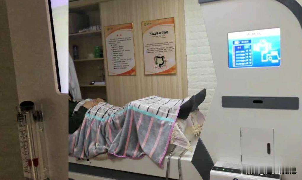 广东深圳，一女子赤裸接受治疗的时候，她的主治医生进入治疗室，女子厉声指责男医生不