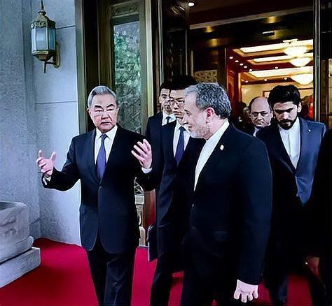 伊朗外长紧急访华提和平诉求，特朗普对华示好全是地缘算计
 
5月6日，伊朗外长阿