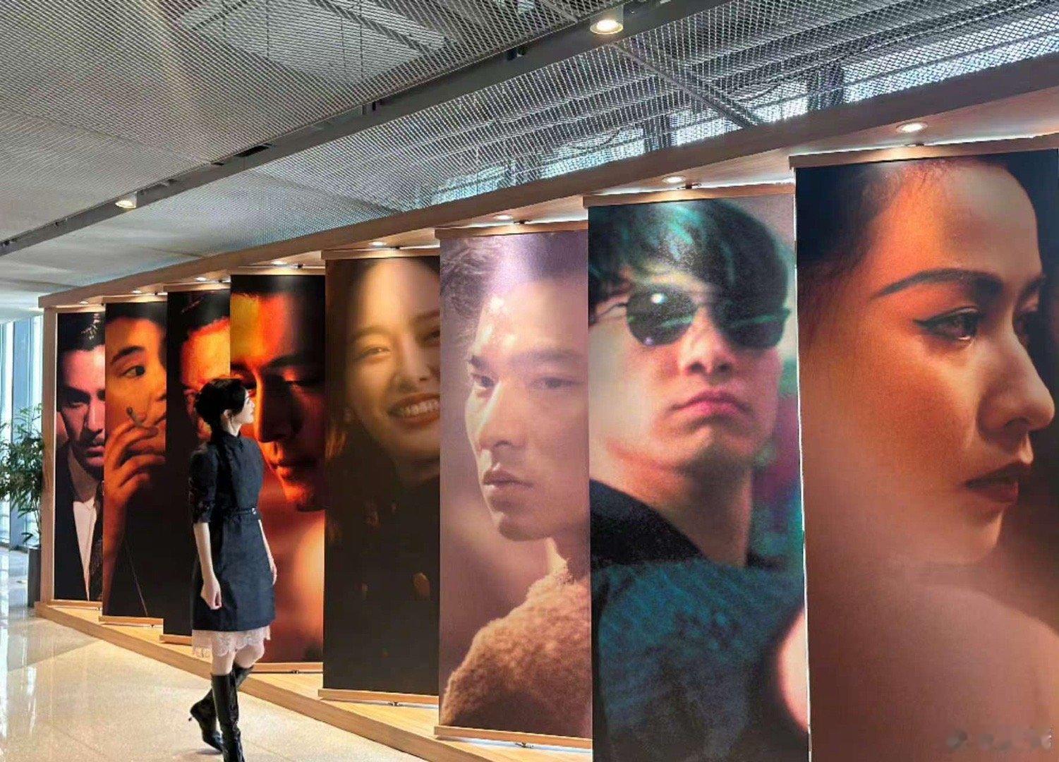 唐嫣晒看展照唐嫣看展照唐嫣看展照，好美，[打call][打call] ​​​