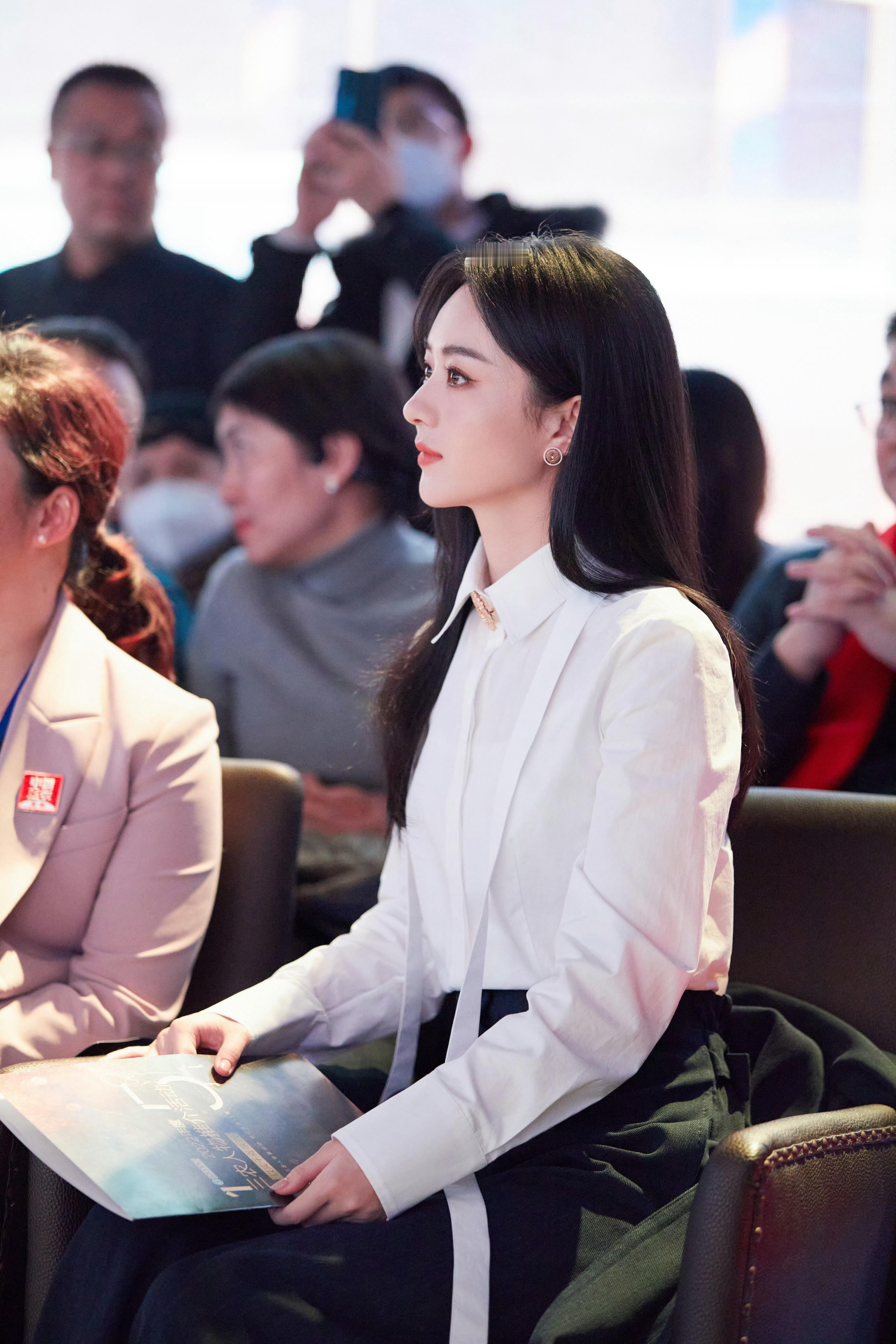 没想到赵丽颖是《中国电视剧发展史·人物卷》女演员入选者中最年轻的一个，赵姐真的太