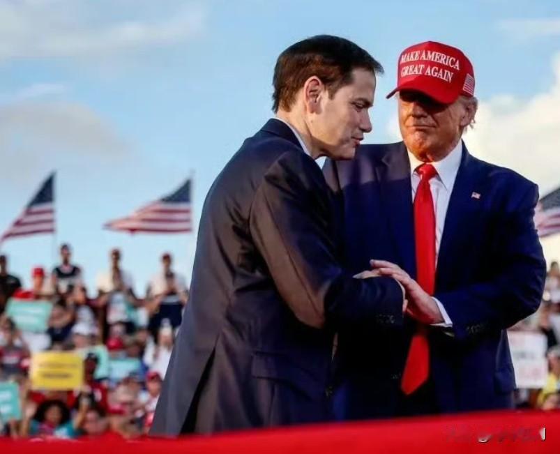 据英国《i新闻》报道，特朗普试图收购格陵兰岛的举动引发了北约内部裂痕，部分成员国