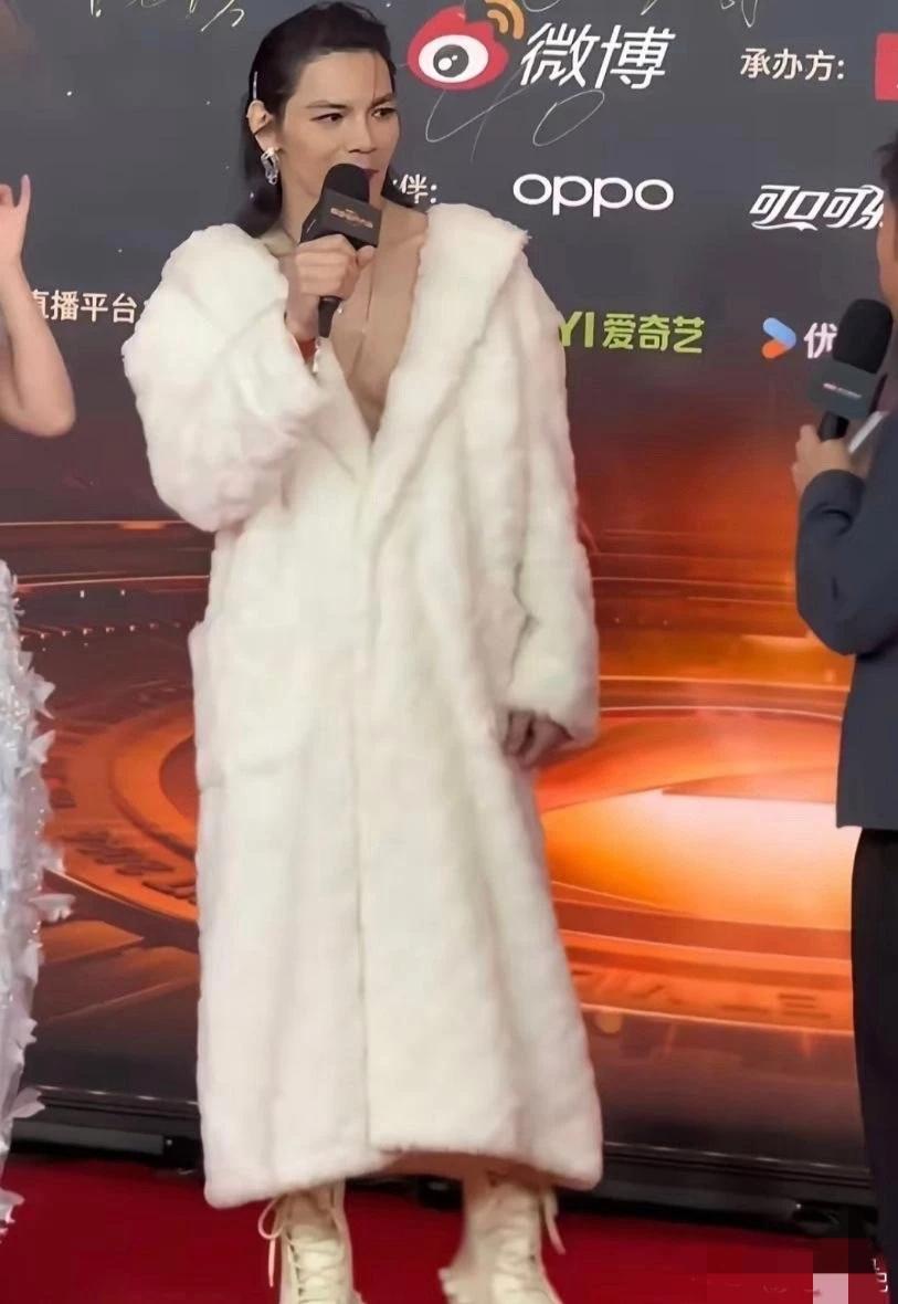 向佐这穿衣打扮也太奇怪了吧，郭碧婷是不是已经不管了？