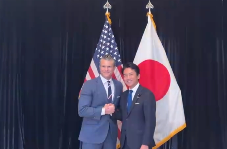 遭小泉进次郎现场猛拍马屁，赫格塞思却面无表情，日本记者估计尴尬的无地自容！202