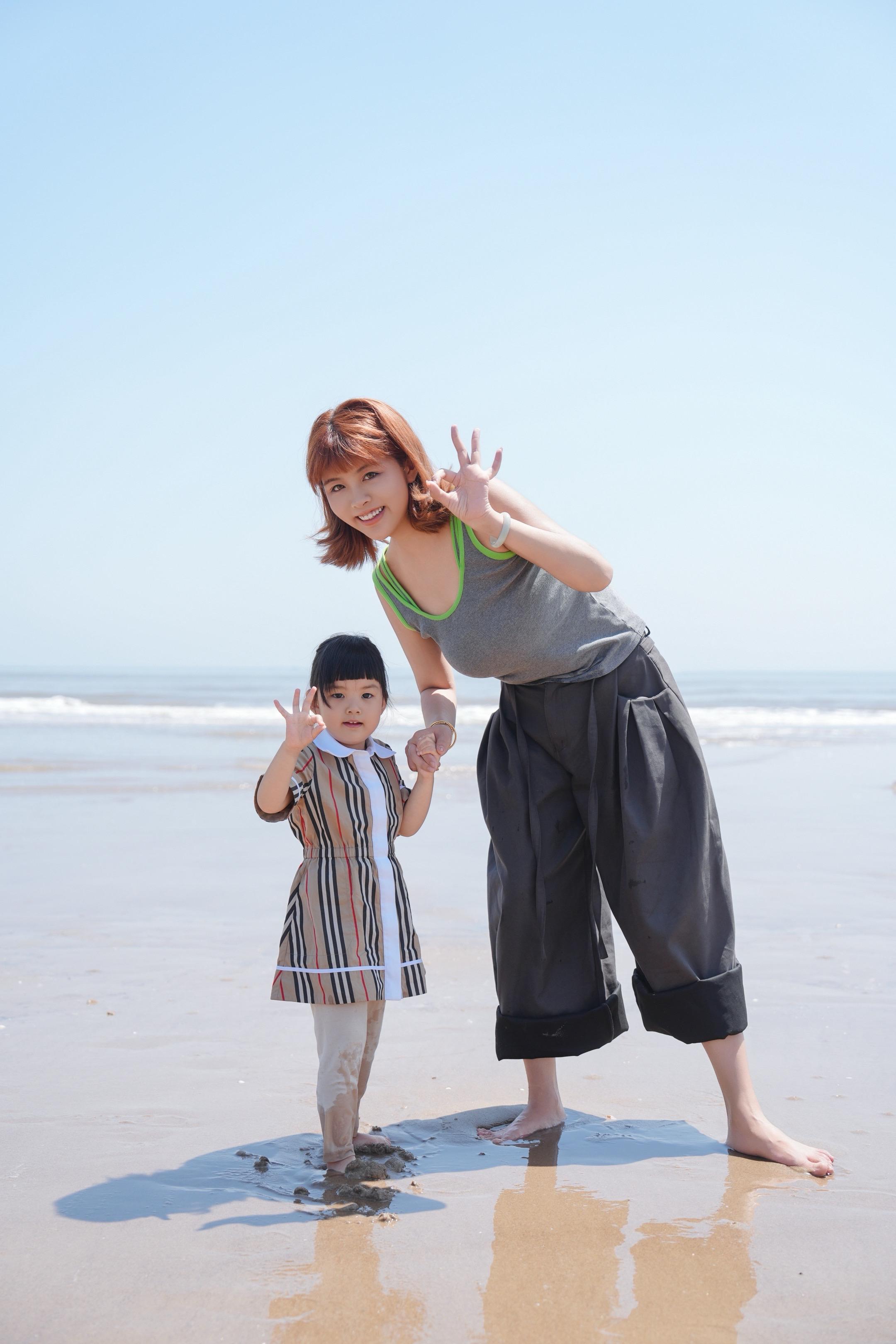 阿那亚旅拍日记。阳光、沙滩、海浪，还有最爱的家人。摄影师就是记录下这些...