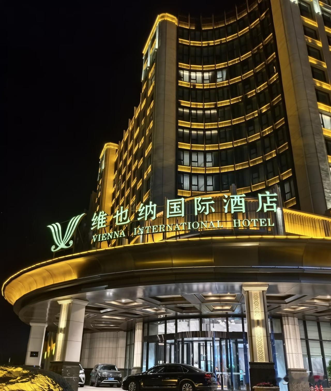一个是从包工头做到全国连锁之王，一个是从央视导演扎进深山开酒店。维也纳和松赞，这