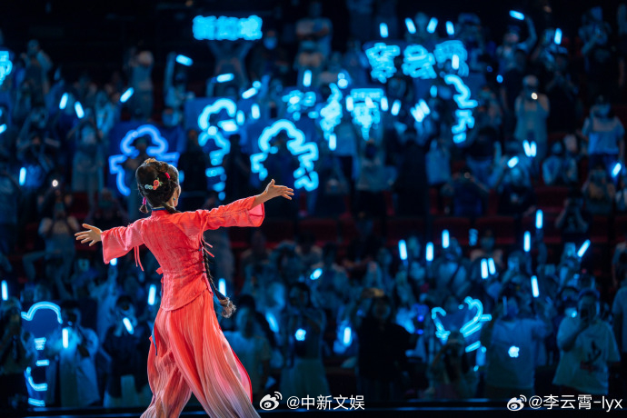 【李云霄九斤姑娘首演完成】视角里的观众席可以感受到大家满满的爱啊~祝贺《九斤姑娘
