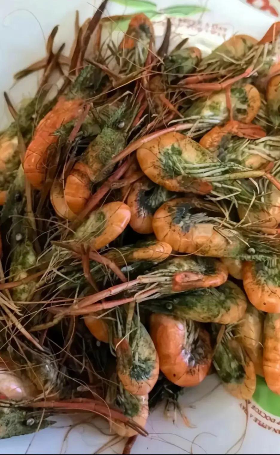 今早上一大早逛菜市场，看到一个婆婆卖野生虾，因为家里人平常都喜欢吃虾，就买了一斤