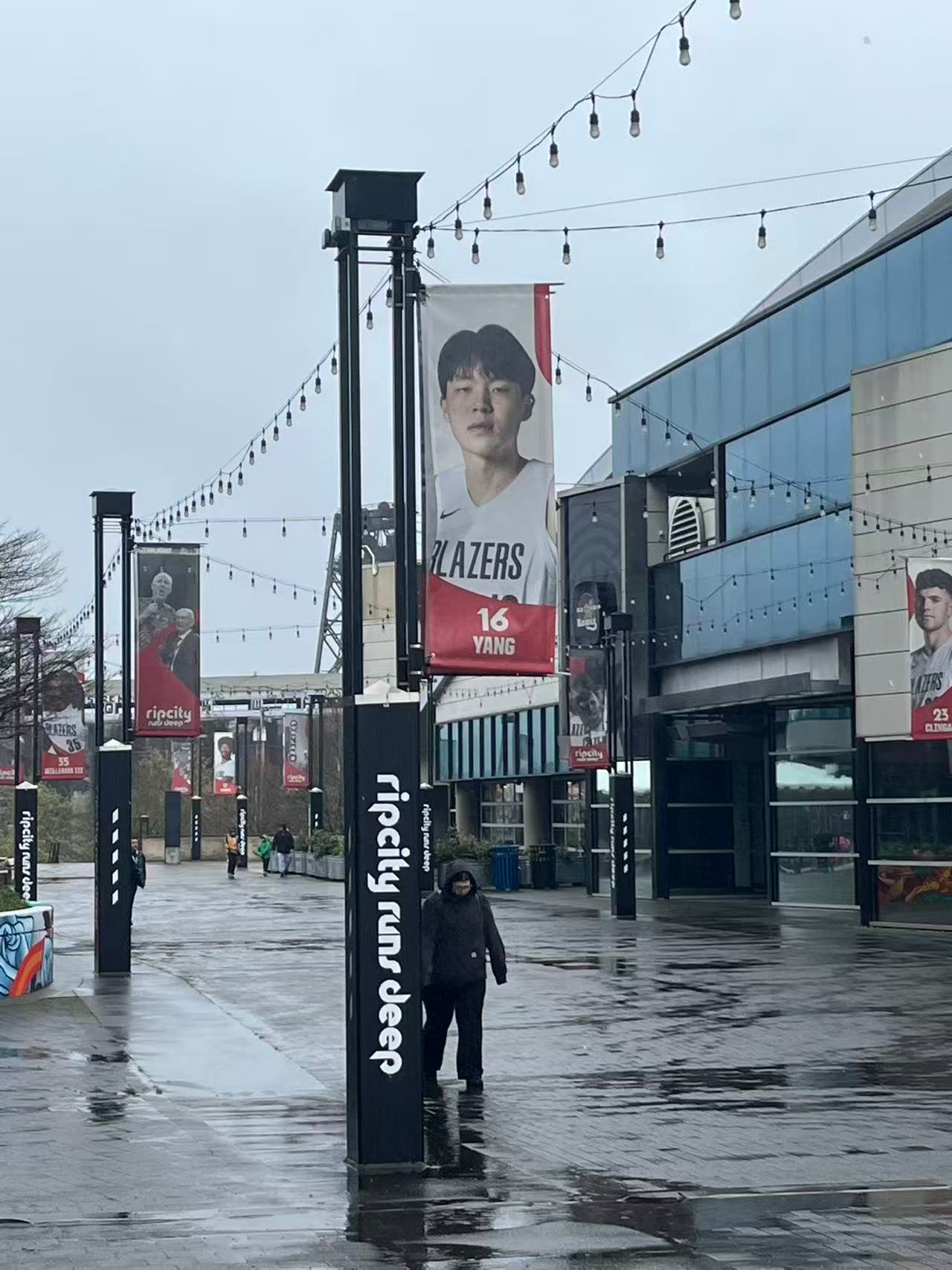 开拓者球馆外的杨瀚森海报 