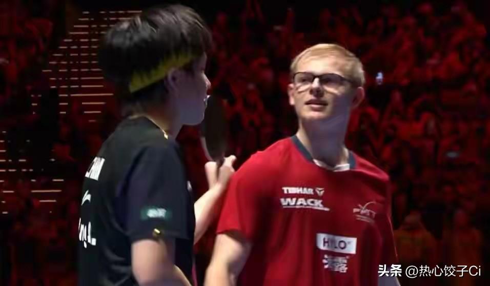 在昨天澳门乒乓球世界杯男单1/4决赛，王楚钦与达科苦战七局，以4-3惊险逆转晋级