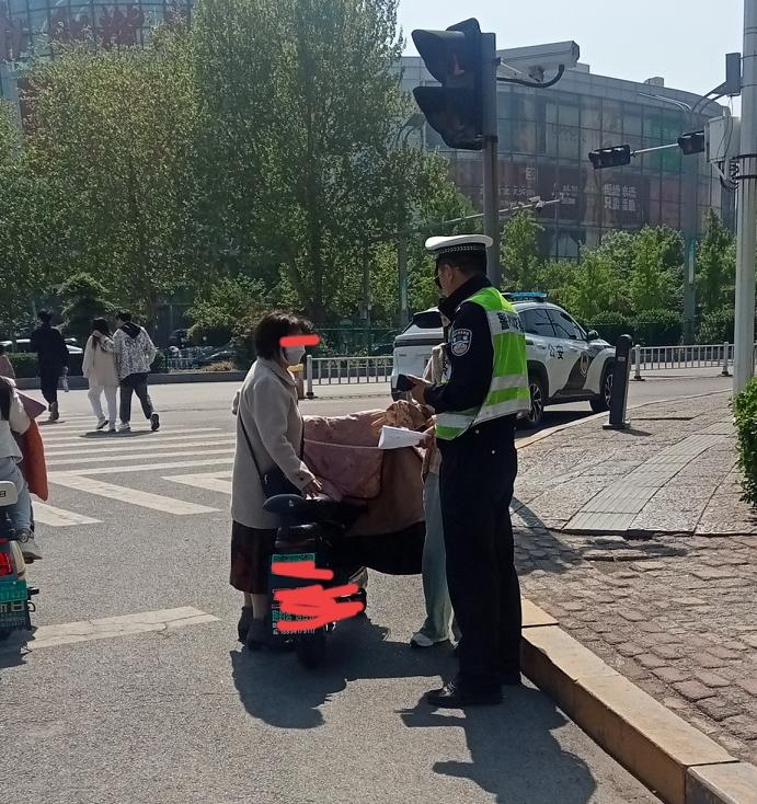 全国各地派遣大量交警，严格查处不戴头盔的违规人员。这项整治活动已开展数年，可依旧
