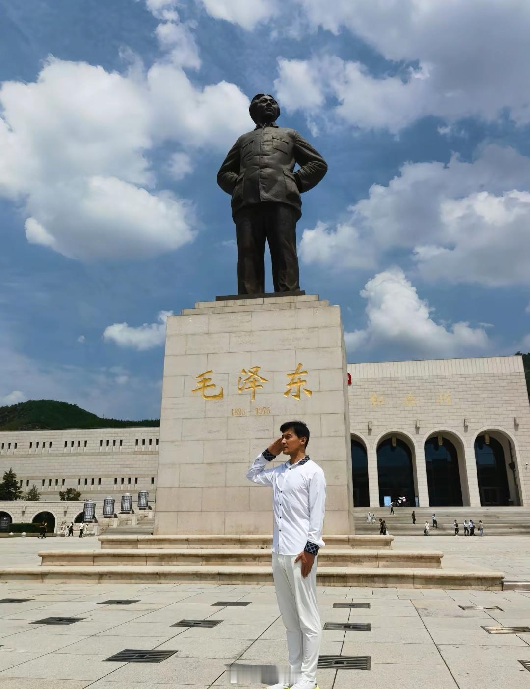 前天刷到这张照片时，顺手点了个赞。我很熟悉画面里的场景，在这尊教员雕像下，我也曾