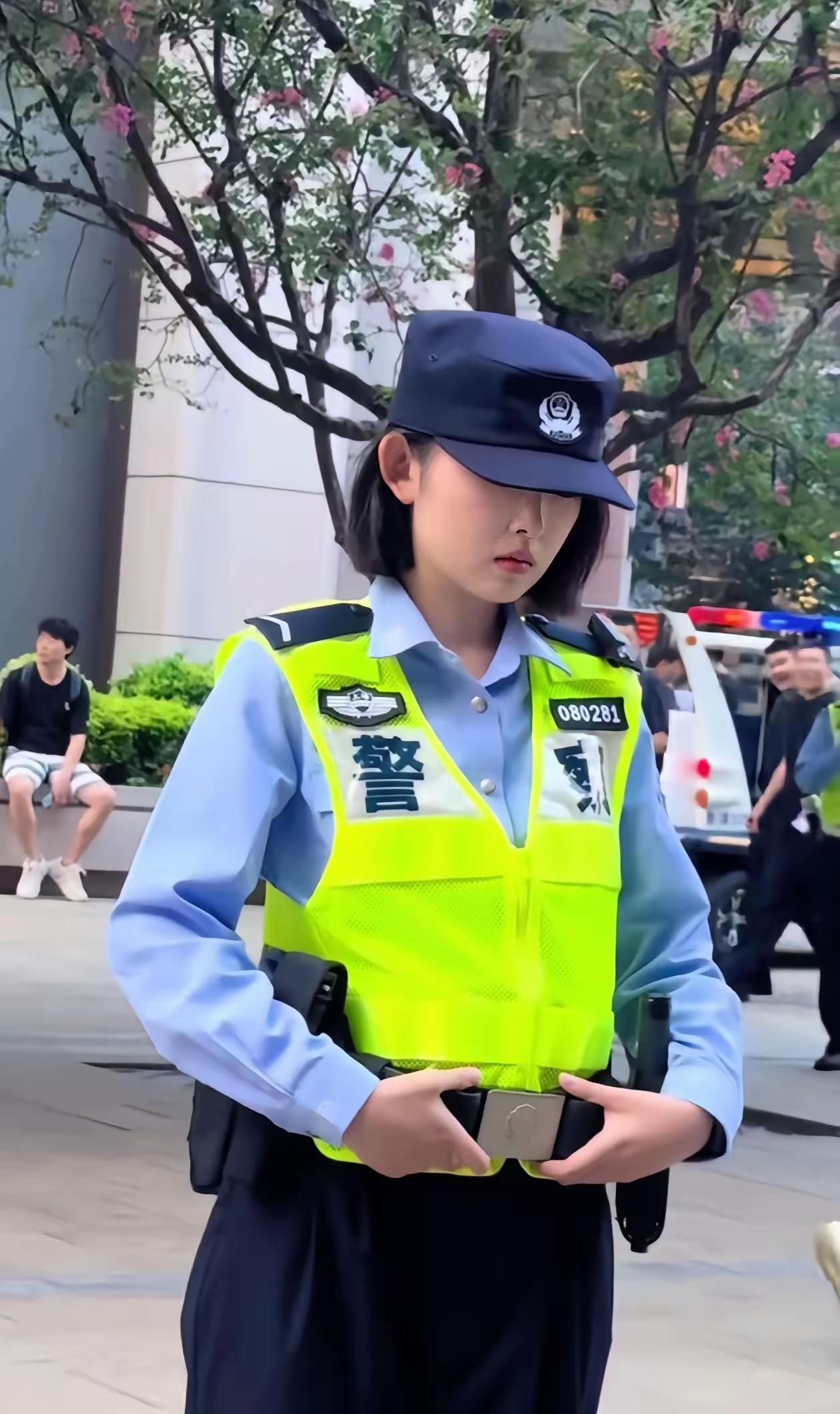 今天是街头执勤的“荧光色安全感”💼 警服一穿，责任在肩——咱这波是“城市守护者