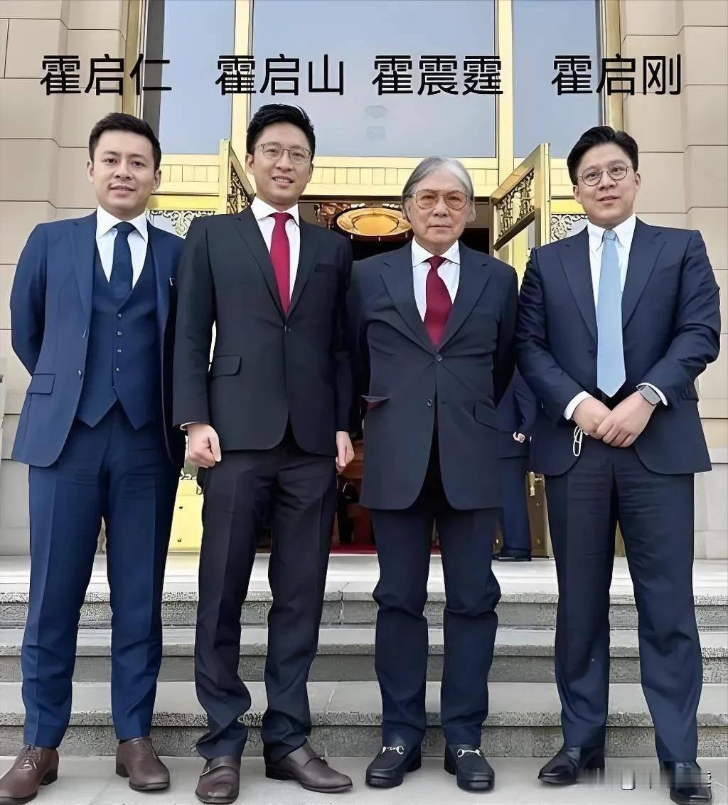 霍启山是三兄弟中最帅气的，气质也好，就是挑老婆的眼光最差。
霍启刚老婆跳水奥运冠