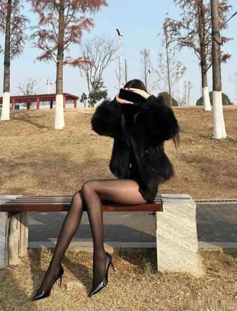 一枝红杏出墙来了 不露脸是不是更有诱惑 