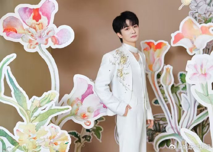 周深 合同签了吗 周深这反应绝了！面对小游戏难题，一句“合同里签了吗”巧妙化解，