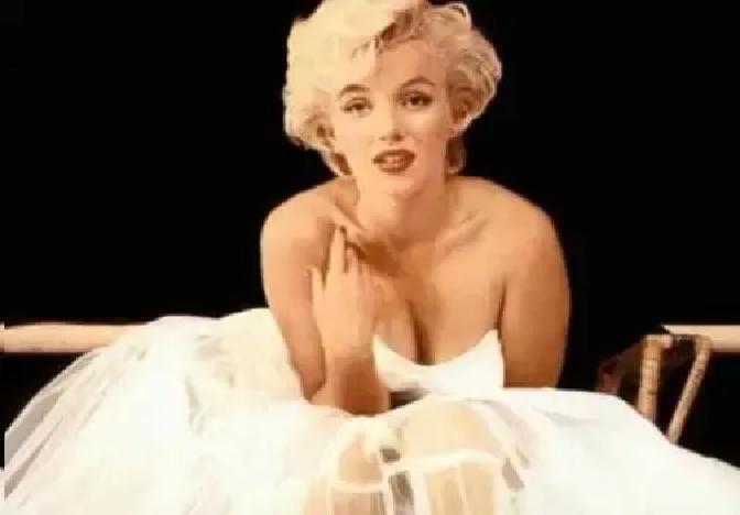 梦露的医生当年可真够敢开的。
 
半年时间，光一位内科医生就给她开了超过600片