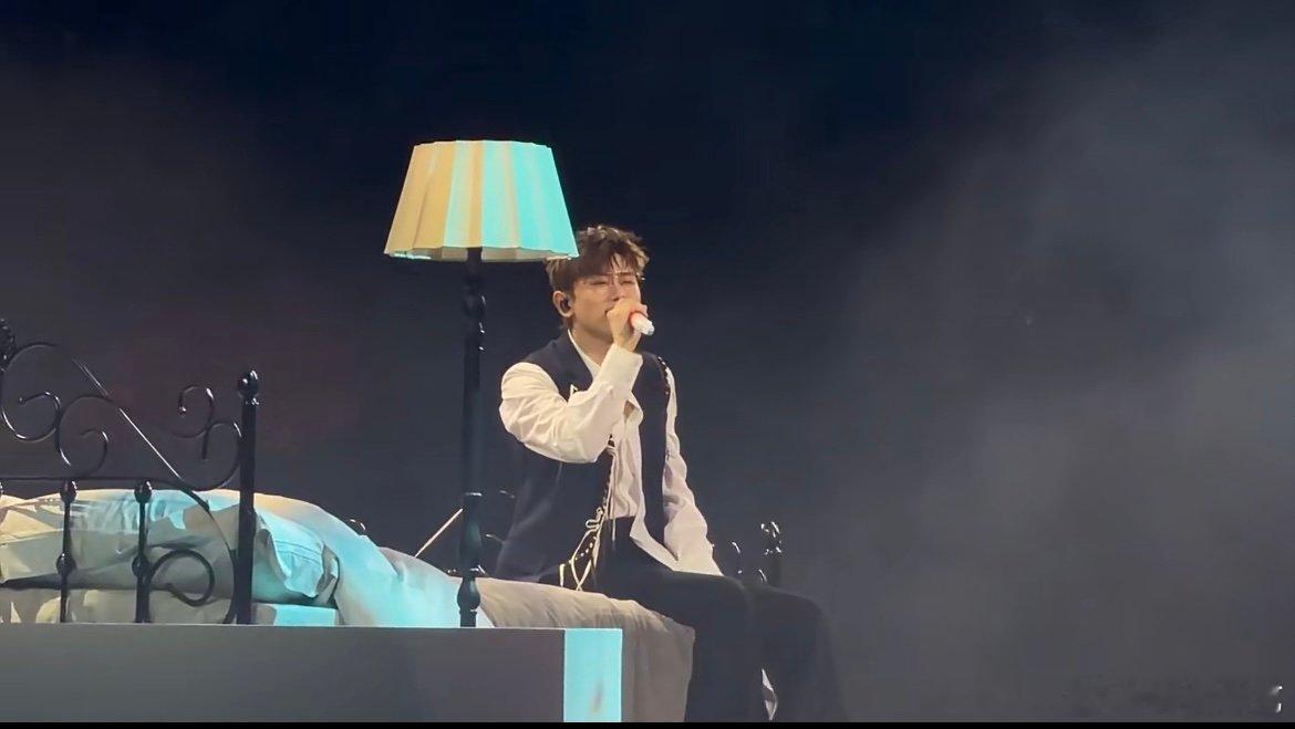 张杰终于听上了自己的演唱会 这波乌龙反向证明实力，现场和 CD 毫无差别，杰哥沉