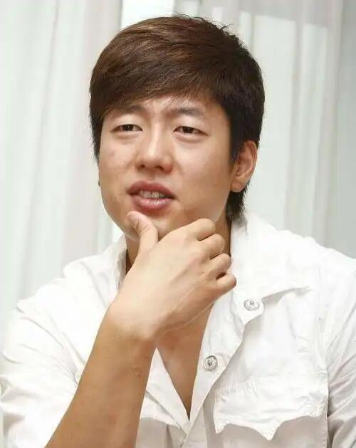 凌潇肃是北电400米记录保持者提起凌潇肃，观众多会想到《回家的诱惑》里的洪世贤，