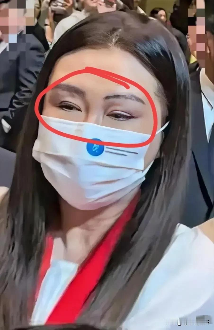 真让人不敢相信，
这居然是王祖贤近照，
完全变了样子啊！曾经妩媚灵动、眼波流转的