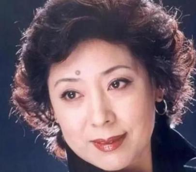 1990年，歌唱家关牧村因丈夫的长期家暴，毅然提出离婚，丈夫强硬地表示离婚可以，