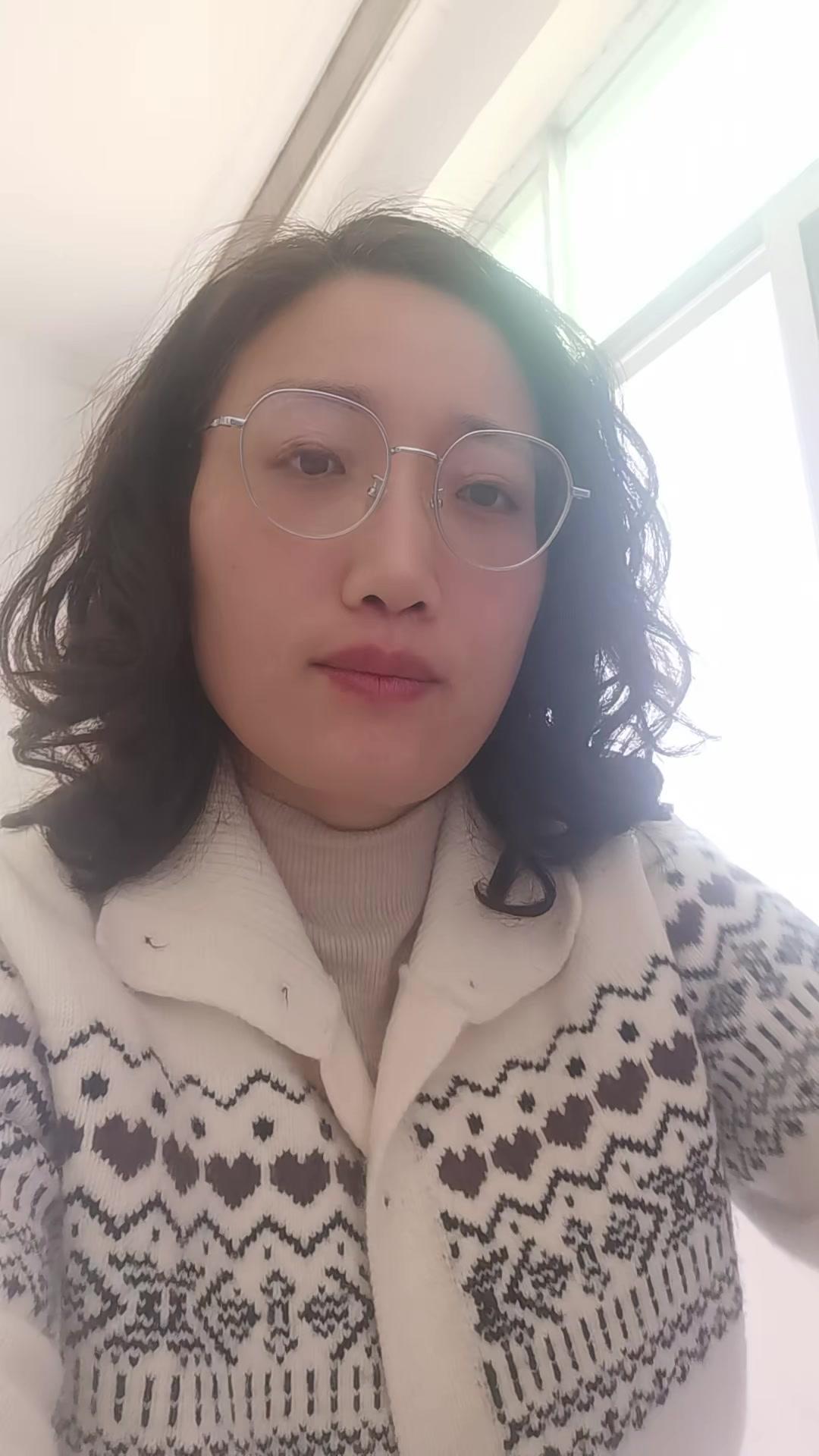 安静气质的明星董洁直播卖货好在哪？董洁性格内向，却能把直播带货做得有声有色，这让