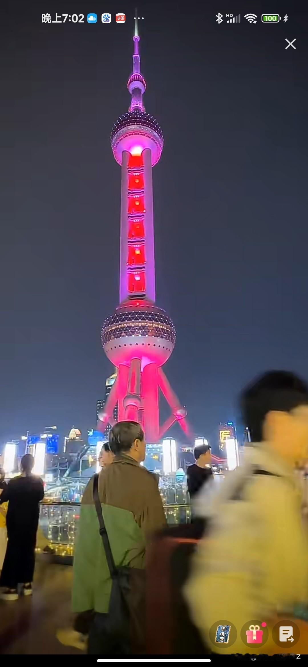 东方明珠塔夜景，繁华都市的璀璨灯光当夜幕降临，华灯初上，东方明珠塔宛如一颗镶嵌在