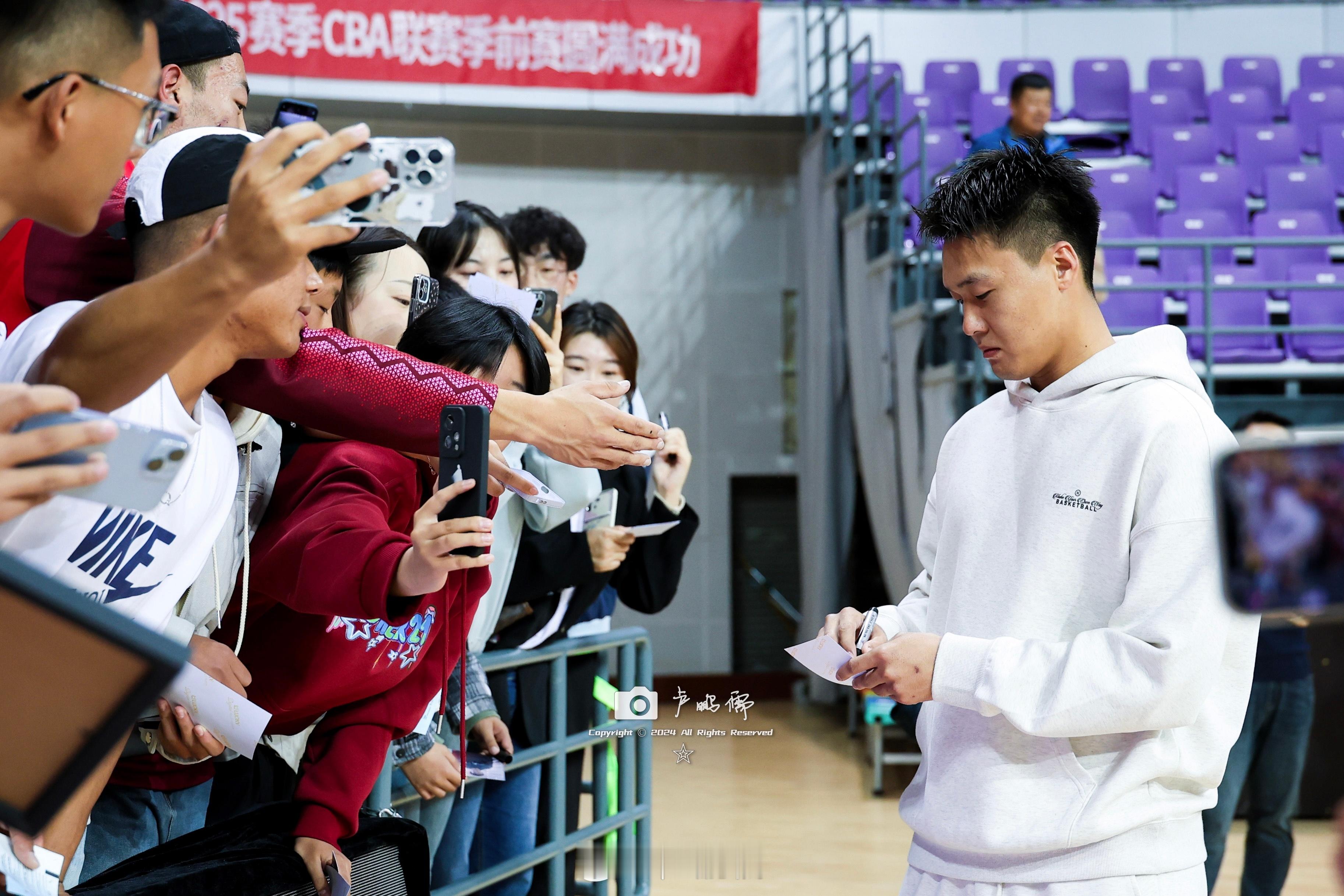 📸签不完的名 合不完的影#有篮无界心潮无限##cba季前赛##小卢篮球世界# 