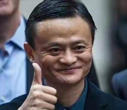 看面相他是外星人派到地球来的大使；
长的很丑却魅力十足，个子不高却让人仰视；
暧