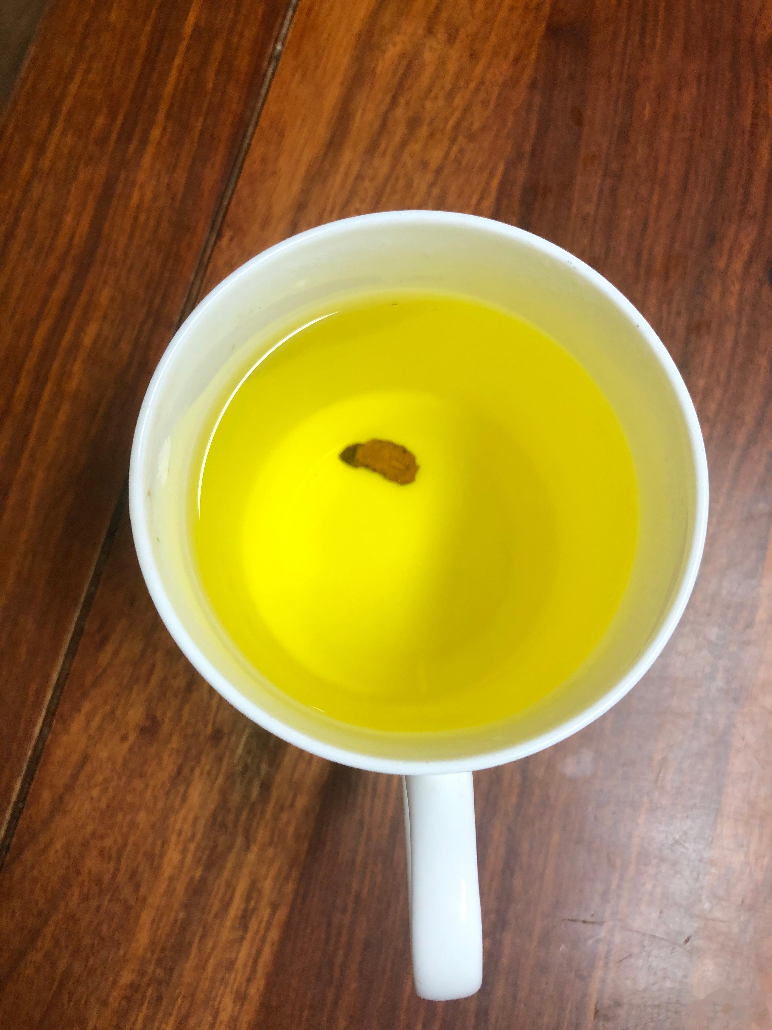 黄连水挺好喝的。黄连苦寒，但是少量喝下去后，反而感觉胃中有一过性温热感。喝着黄连