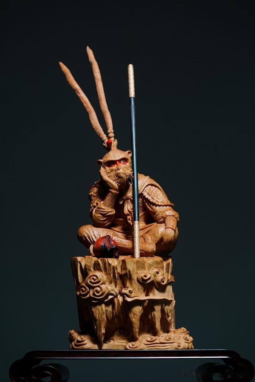 看惯了腾云驾雾、挥棒破天的大圣，再看这一尊静坐托腮的模样，反而更耐人寻味。

黄