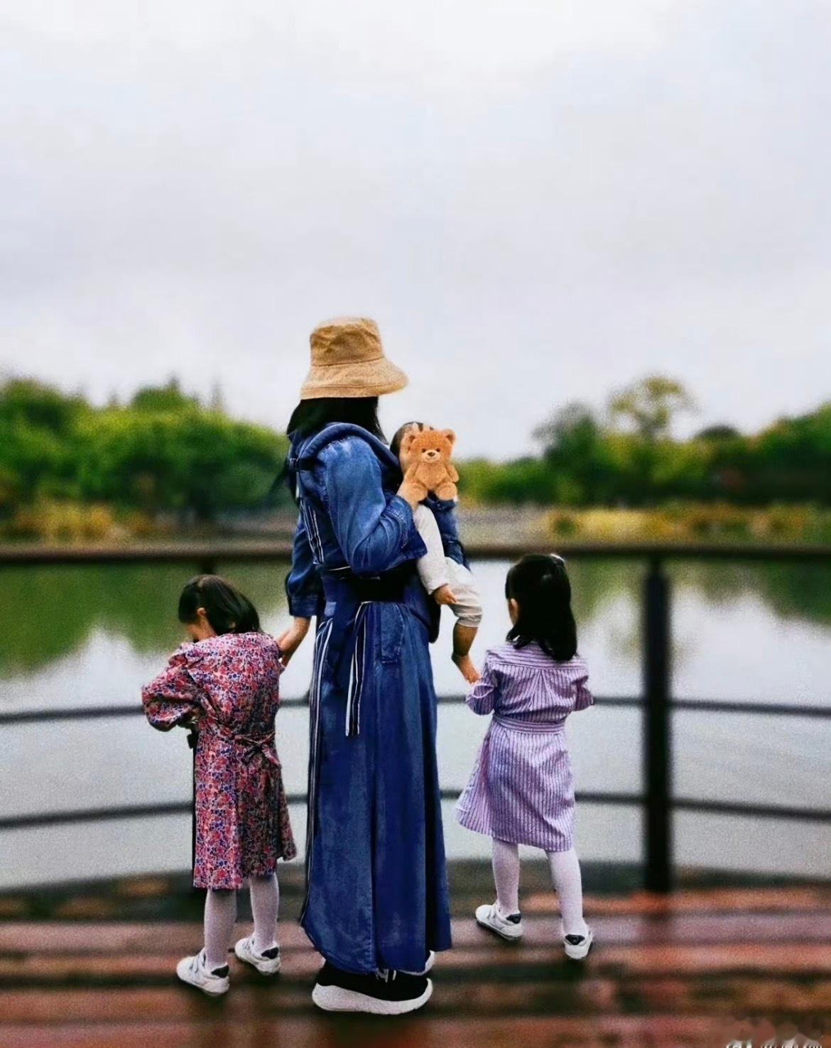 谢娜张杰晒的都是孩子背影当了爸妈才懂的小心翼翼！只晒背影就是最大的保护，尊重明星