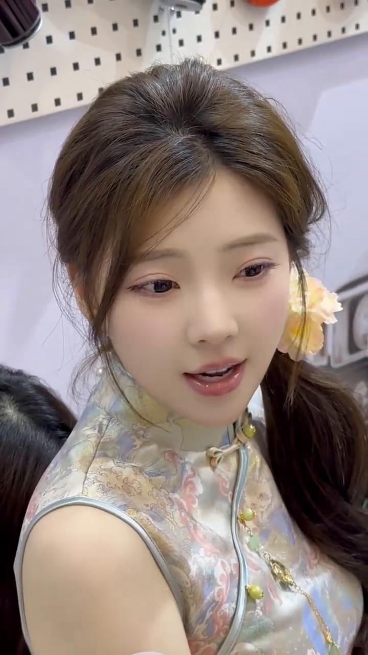 这什么发给他了是吧？身份证。我本来发身份证，他说不用发身份证，发手机号就可以。我