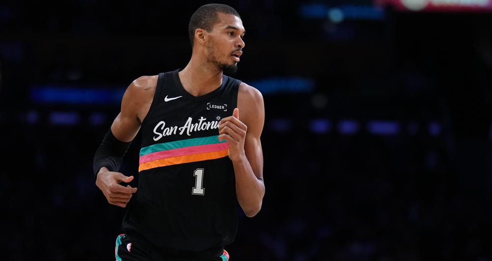 文班亚马因右脚踝酸痛缺席了比赛，圣安东尼奥马刺最终以131比136不敌丹佛掘金。