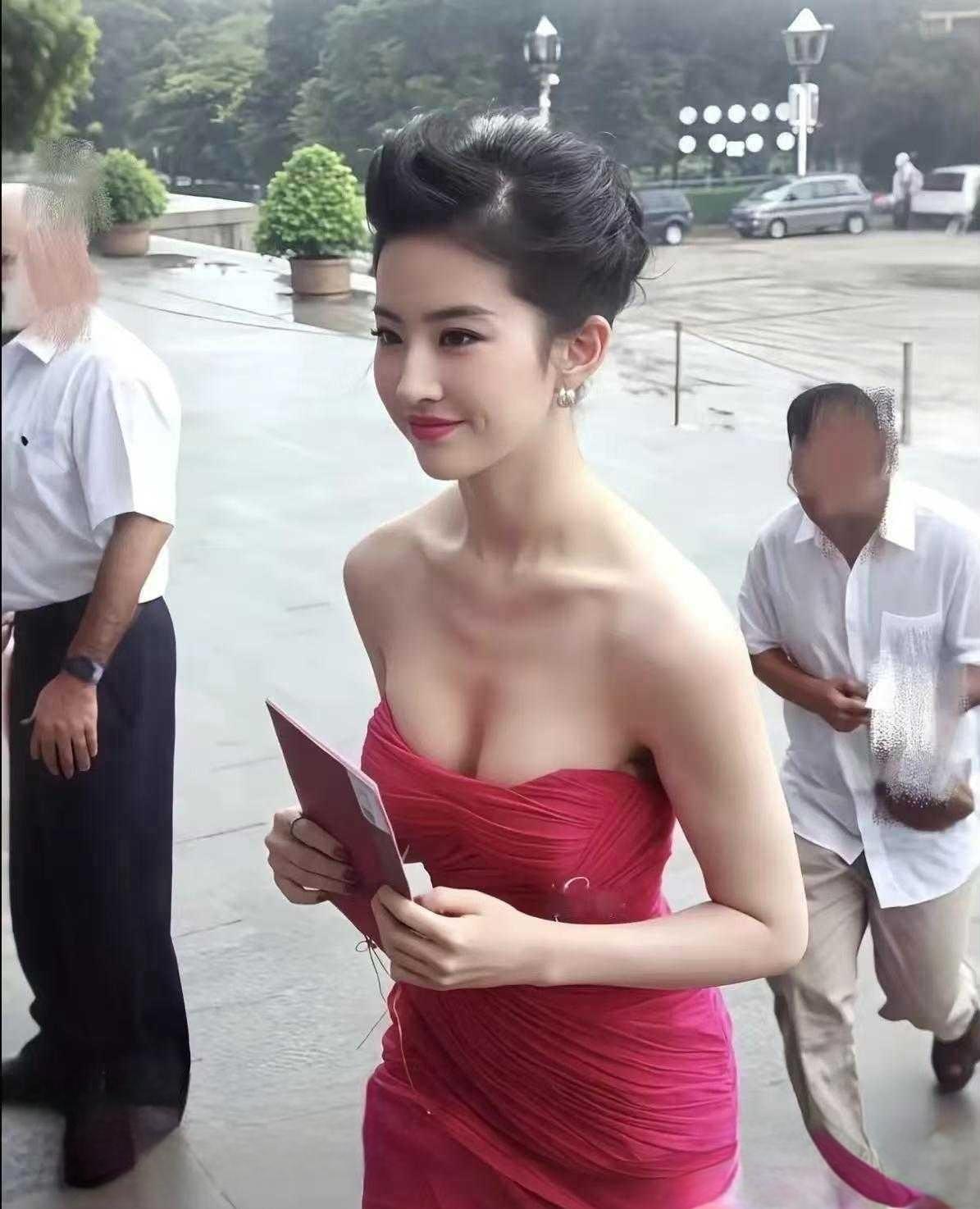 谁能拒绝刘亦菲的清冷贵气？
浓烈玫红礼服都被她的气质稳稳压住。
回眸一笑百媚生，