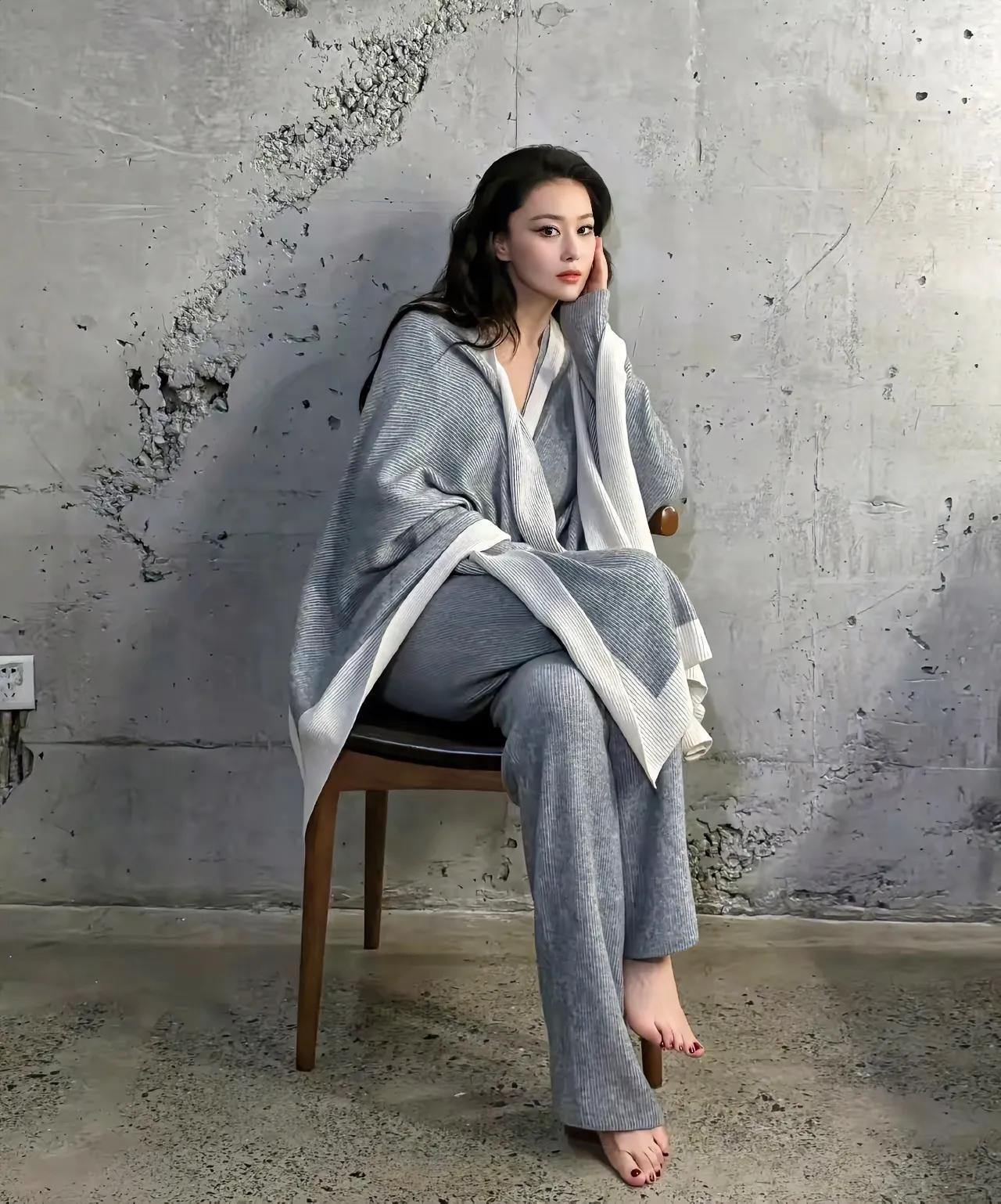 她气质优雅，颜值超美。她是华娱天花板顶流级的存在吧。[呲牙][捂脸]，。。。