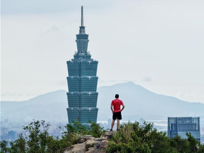 世界顶级徒手攀岩家艾力克斯霍诺德，于上周日（25日）挑战攀登台北101，Netf