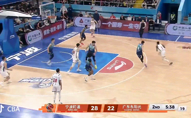萨姆纳连续攻筐稳住局面，帮助广东队缩小分差，目前球队急需要外线火力啊，三分球已经