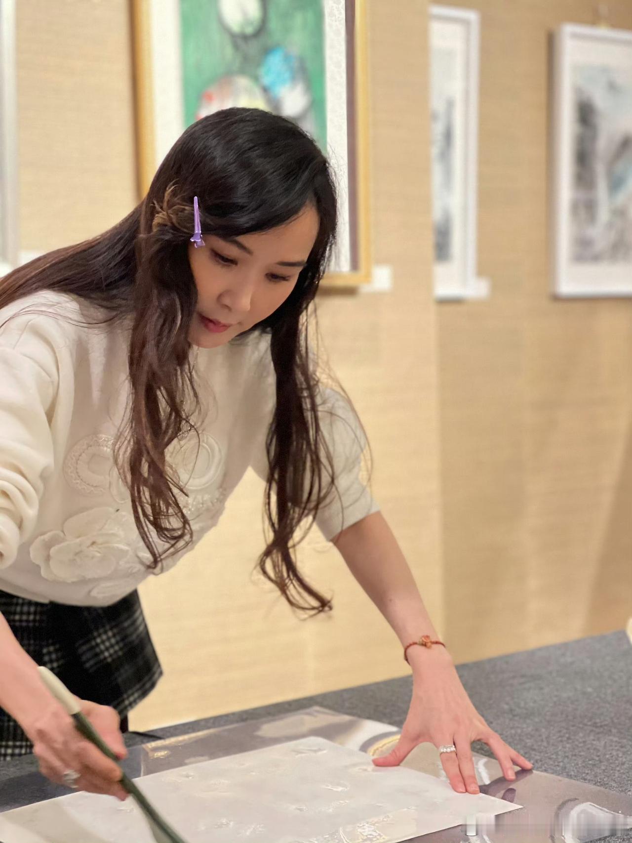 萧蔷被称为“台湾第一美女”不是光有美貌 ，她还有实打实才华，会书法会写作还会绘画