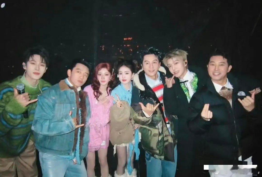 1、《开始推理吧》明年迪丽热巴不会一直参与录制，录一半吧，然后增加一个常驻，目前