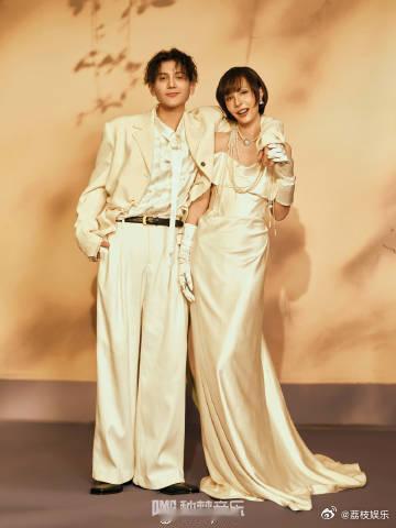 艾热孜巴把光从音综唱到春晚 这波撒糖甜度超标！艾热孜巴春晚合体唱《光》，眼神交汇