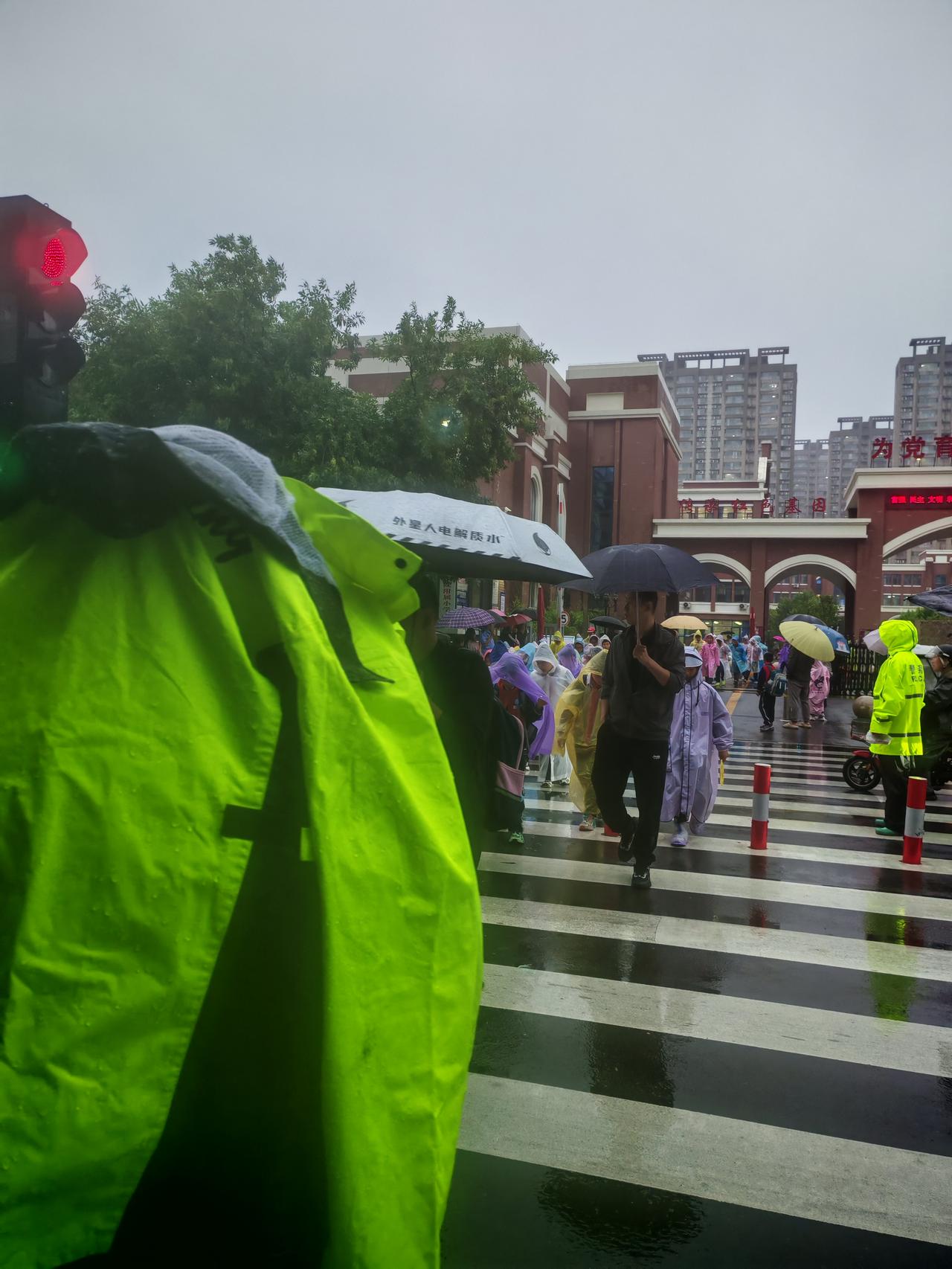 从今天冒雨接送孩子放学，想到一个社会问题，假如没有老人（爷爷奶奶或外公外婆）青年