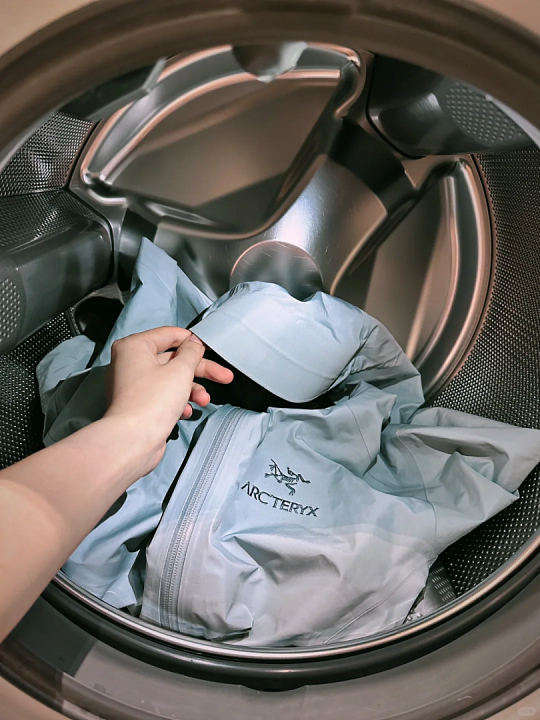 洗衣机洗羽绒服要慎重洗衣机洗羽绒服确实要格外慎重，因为羽绒服的羽绒蓬松且疏水，在