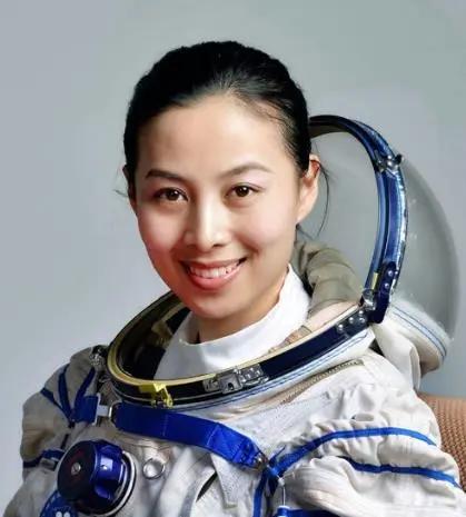 铿锵玫瑰，
翱游苍穹。
心怀志远，
为国争光。