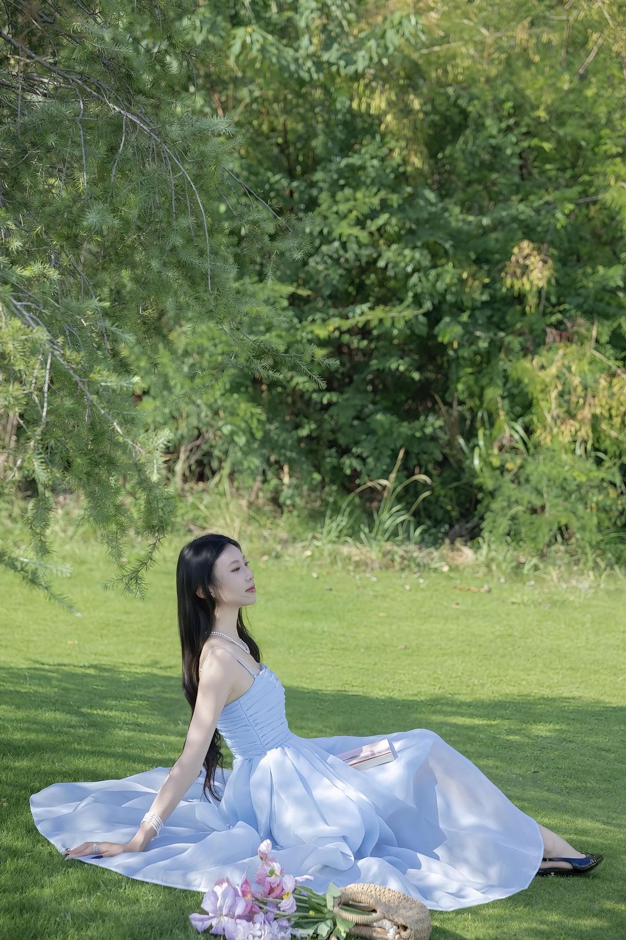 抬头看山 低头见水。