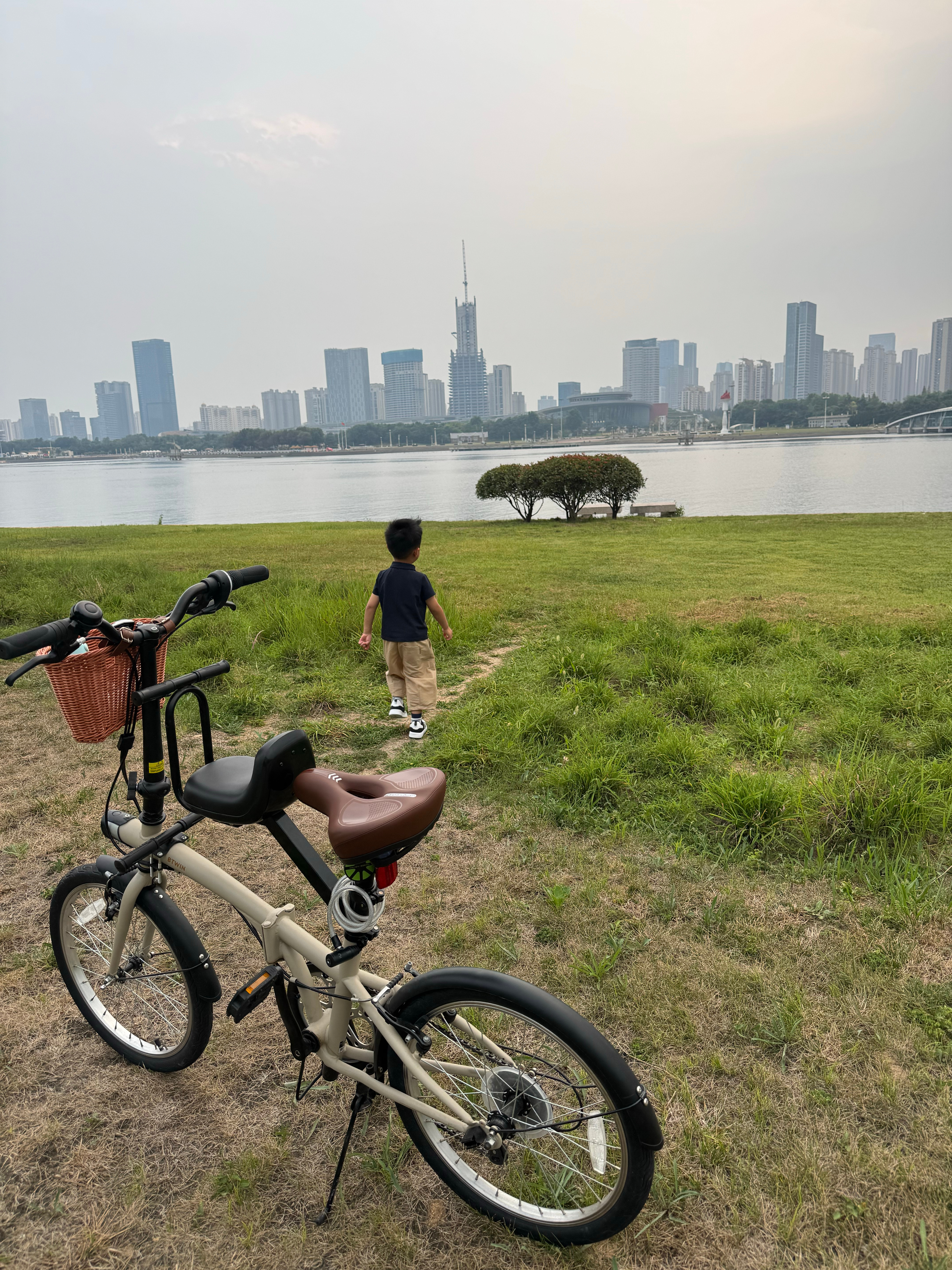 周末骑车，骑累了吃口面包。“这里的风景好美啊”柚局感叹道。 