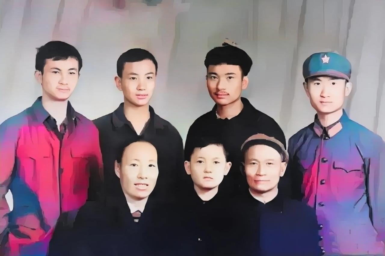 1977年，王健林当上了排长，在进入大连陆军学院进修时和全家人拍了一张合影。照片