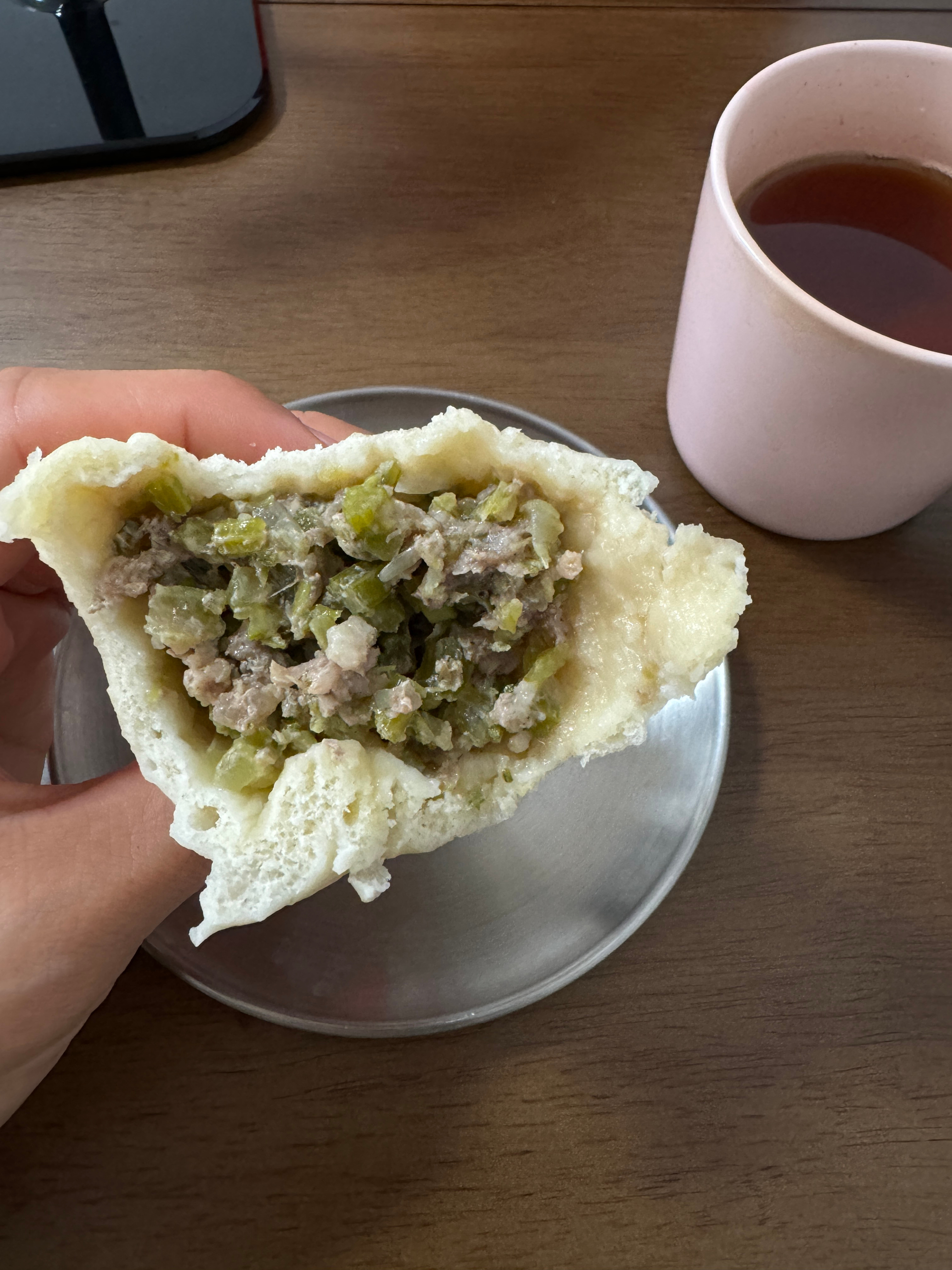 忙得晕头转向，回到办公室半天定不下心神，中午吃嫂子给包的牛肉包子，太好吃了。 