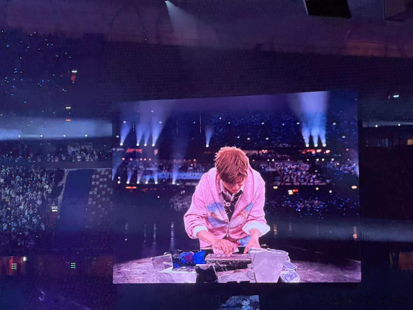 听张杰的演唱会看到七个张杰了 看一场演唱会附赠六个分身，张杰这操作真的太绝了。七