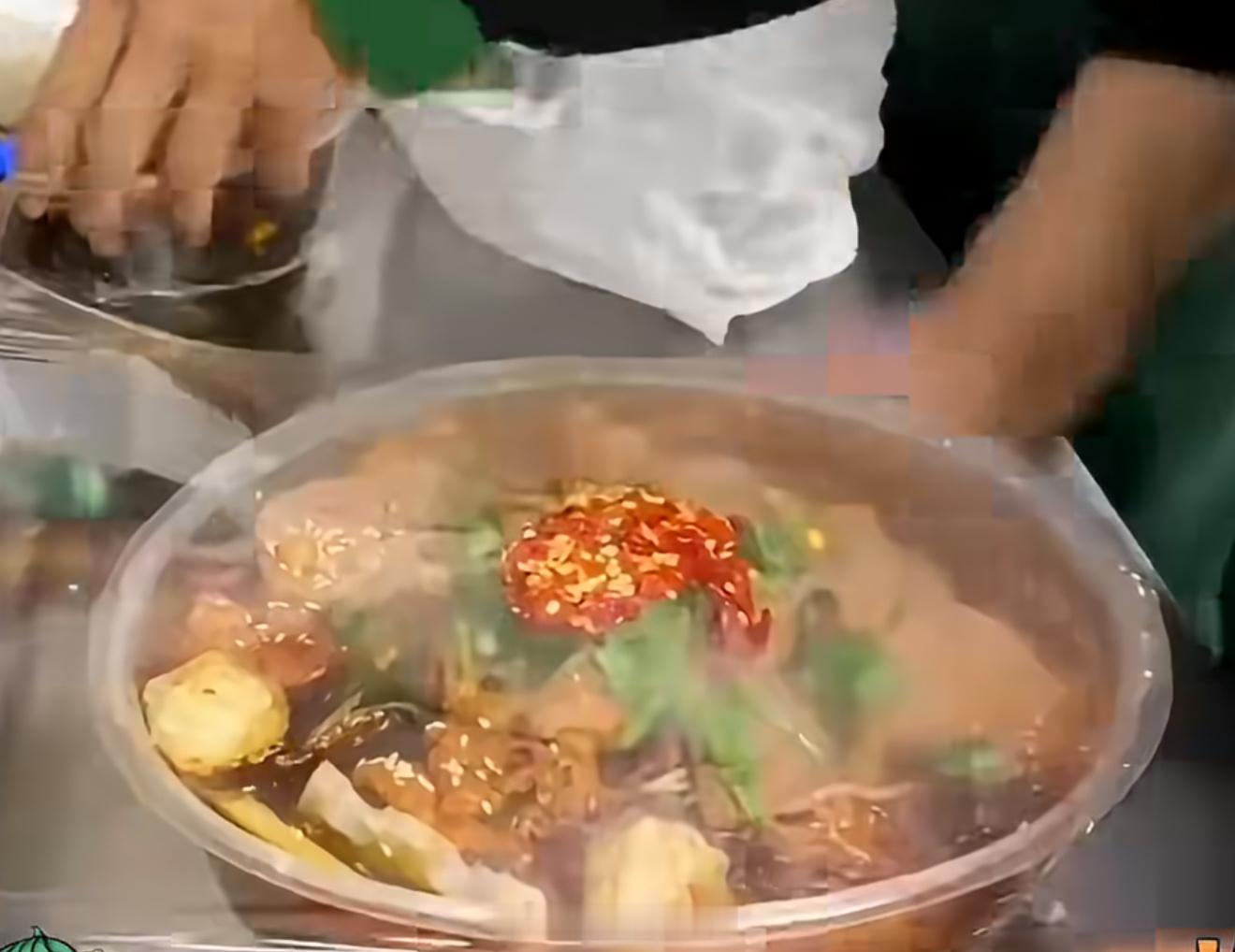 这样的外卖才配收我的打包费反正那种白色的塑料盒子是不太喜欢，开始我也以为这种是预